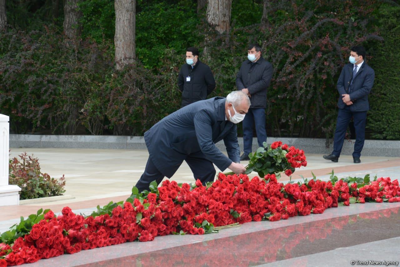 Ölkə ictimaiyyəti Ulu Öndər Heydər Əliyevin məzarını ziyarət edir (FOTO)
