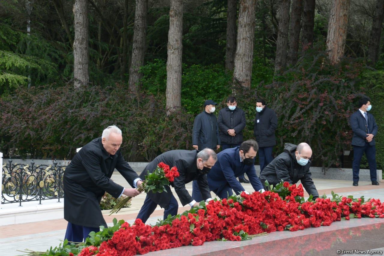 Ölkə ictimaiyyəti Ulu Öndər Heydər Əliyevin məzarını ziyarət edir (FOTO)