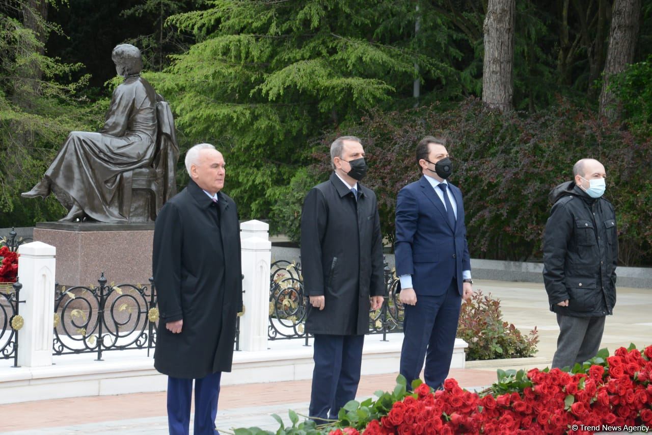 Ölkə ictimaiyyəti Ulu Öndər Heydər Əliyevin məzarını ziyarət edir (FOTO)