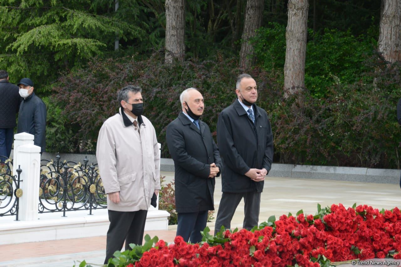 Ölkə ictimaiyyəti Ulu Öndər Heydər Əliyevin məzarını ziyarət edir (FOTO)
