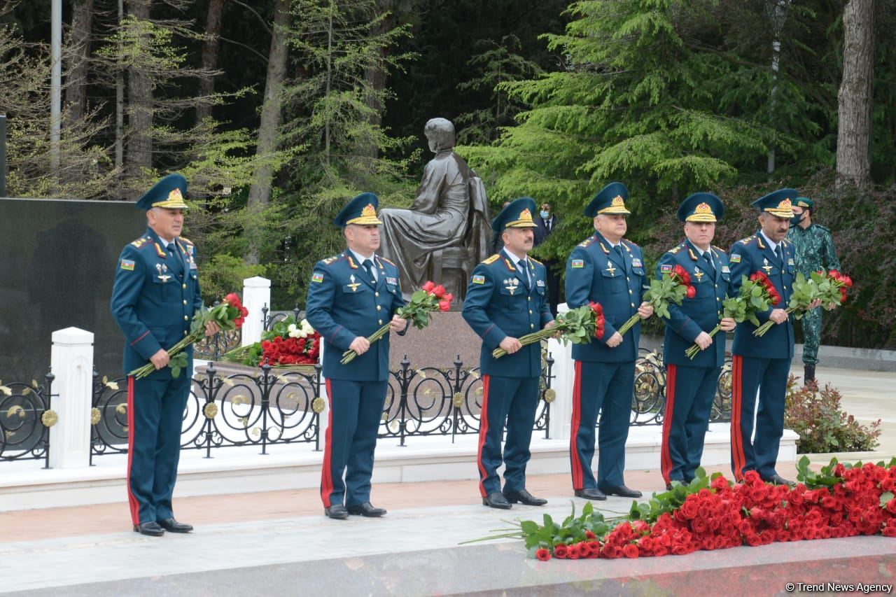 Ölkə ictimaiyyəti Ulu Öndər Heydər Əliyevin məzarını ziyarət edir (FOTO)