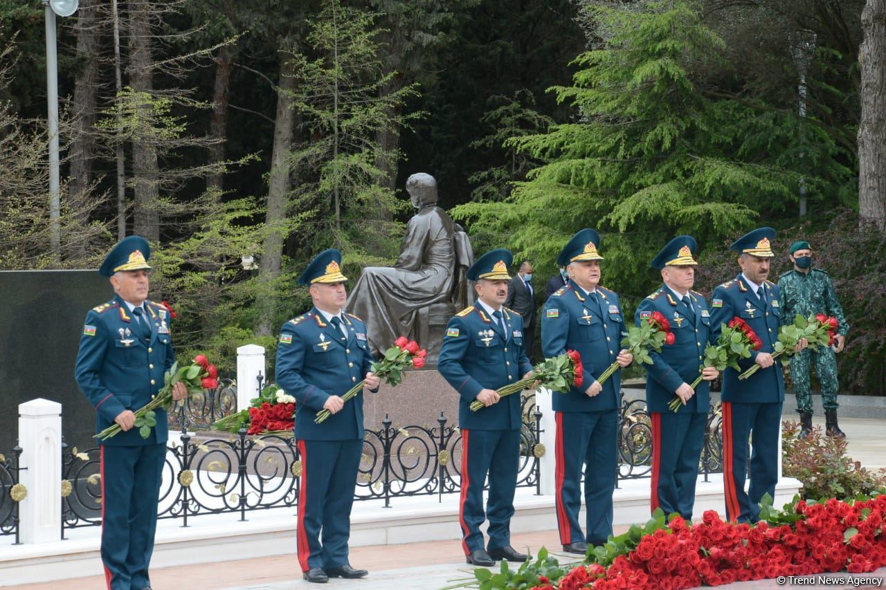 Ölkə ictimaiyyəti Ulu Öndər Heydər Əliyevin məzarını ziyarət edir (FOTO)