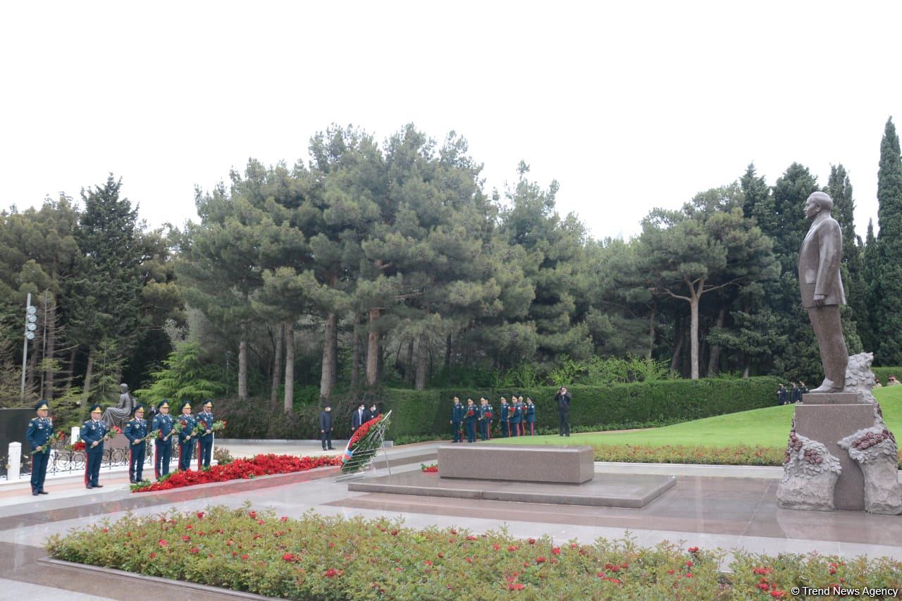Ölkə ictimaiyyəti Ulu Öndər Heydər Əliyevin məzarını ziyarət edir (FOTO)