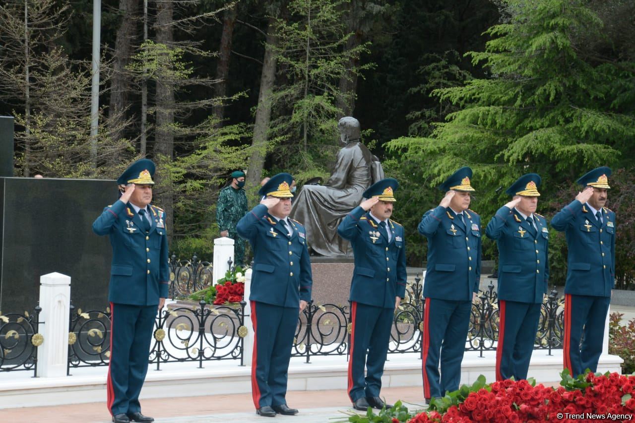 Ölkə ictimaiyyəti Ulu Öndər Heydər Əliyevin məzarını ziyarət edir (FOTO)