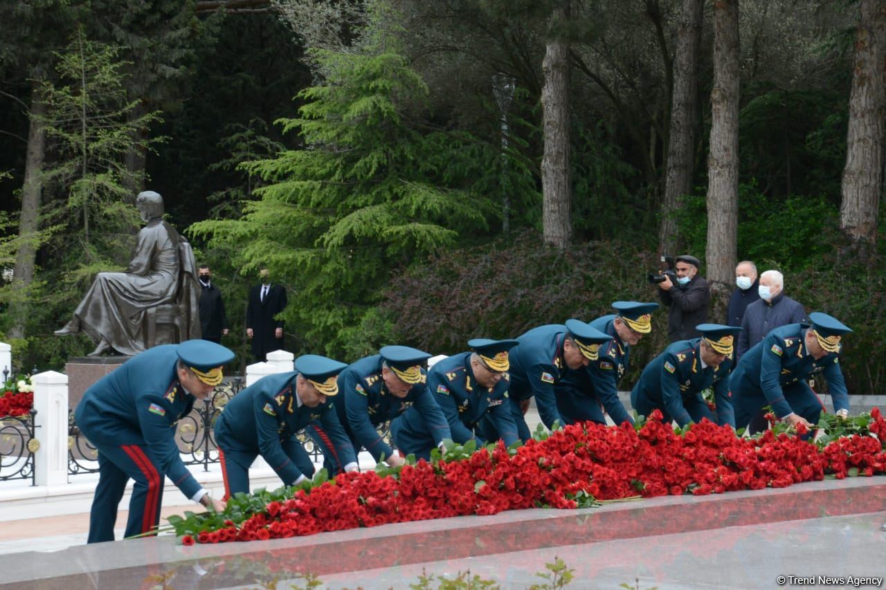 Ölkə ictimaiyyəti Ulu Öndər Heydər Əliyevin məzarını ziyarət edir (FOTO)