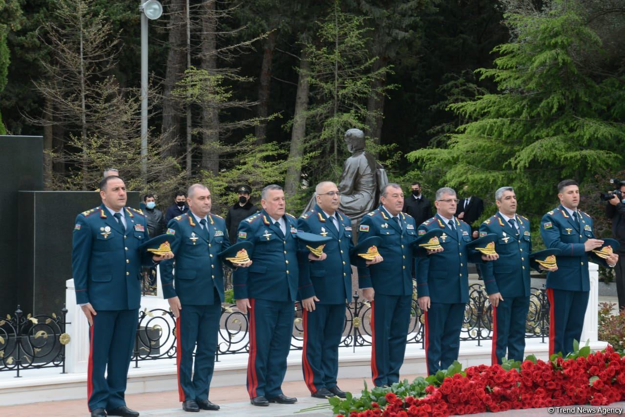 Ölkə ictimaiyyəti Ulu Öndər Heydər Əliyevin məzarını ziyarət edir (FOTO)