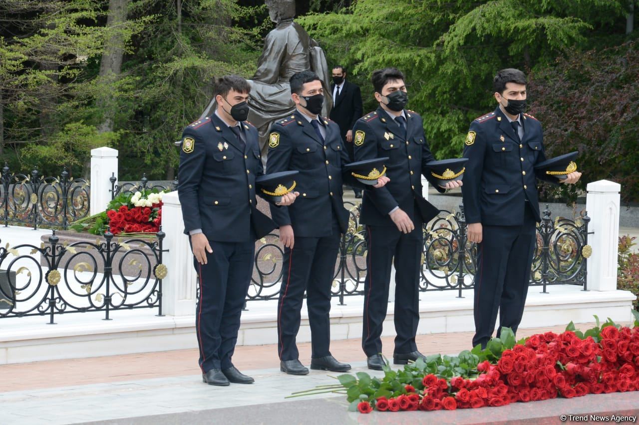 Ölkə ictimaiyyəti Ulu Öndər Heydər Əliyevin məzarını ziyarət edir (FOTO)