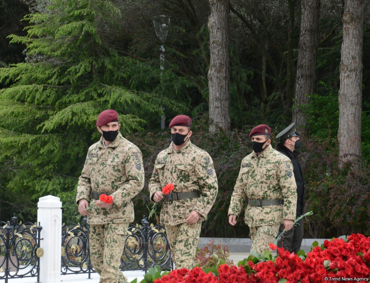 Ölkə ictimaiyyəti Ulu Öndər Heydər Əliyevin məzarını ziyarət edir (FOTO)