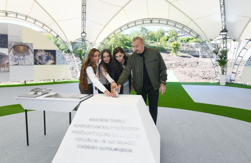 Prezident İlham Əliyev Şuşada yeni məscidin təməlini qoyub (FOTO/VİDEO) (YENİLƏNİB)