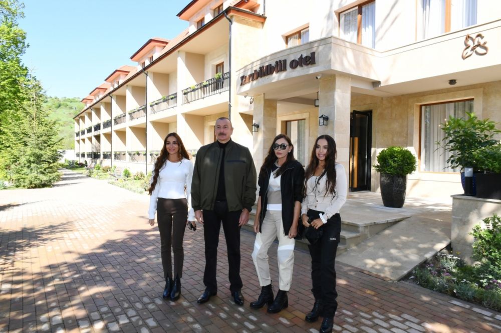 Prezident İlham Əliyev və birinci xanım Mehriban Əliyeva Şuşada “Xarı Bülbül” otelinin yenidənqurmadan sonra açılışında iştirak ediblər (FOTO/VİDEO)