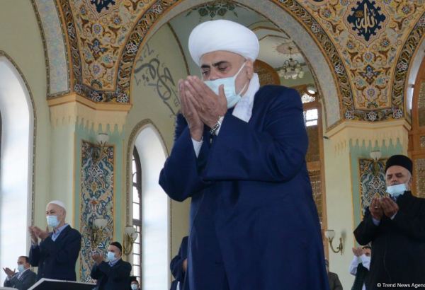 Təzəpir məscidində bayram namazı qılınıb (FOTO)