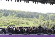 Prezident İlham Əliyev və birinci xanım Mehriban Əliyeva Şuşada “Xarıbülbül” musiqi festivalının qala-konsertində iştirak ediblər (FOTO/VİDEO) (YENİLƏNİB)