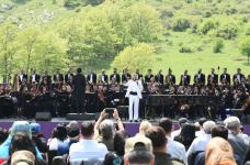 Prezident İlham Əliyev və birinci xanım Mehriban Əliyeva Şuşada “Xarıbülbül” musiqi festivalının qala-konsertində iştirak ediblər (FOTO/VİDEO) (YENİLƏNİB)