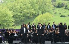 Prezident İlham Əliyev və birinci xanım Mehriban Əliyeva Şuşada “Xarıbülbül” musiqi festivalının qala-konsertində iştirak ediblər (FOTO/VİDEO) (YENİLƏNİB)