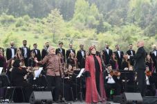 Prezident İlham Əliyev və birinci xanım Mehriban Əliyeva Şuşada “Xarıbülbül” musiqi festivalının qala-konsertində iştirak ediblər (FOTO/VİDEO) (YENİLƏNİB)