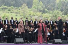 Prezident İlham Əliyev və birinci xanım Mehriban Əliyeva Şuşada “Xarıbülbül” musiqi festivalının qala-konsertində iştirak ediblər (FOTO/VİDEO) (YENİLƏNİB)
