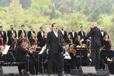Prezident İlham Əliyev və birinci xanım Mehriban Əliyeva Şuşada “Xarıbülbül” musiqi festivalının qala-konsertində iştirak ediblər (FOTO/VİDEO) (YENİLƏNİB)