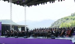 Prezident İlham Əliyev və birinci xanım Mehriban Əliyeva Şuşada “Xarıbülbül” musiqi festivalının qala-konsertində iştirak ediblər (FOTO/VİDEO) (YENİLƏNİB)