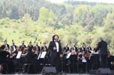 Prezident İlham Əliyev və birinci xanım Mehriban Əliyeva Şuşada “Xarıbülbül” musiqi festivalının qala-konsertində iştirak ediblər (FOTO/VİDEO) (YENİLƏNİB)