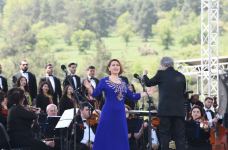 Prezident İlham Əliyev və birinci xanım Mehriban Əliyeva Şuşada “Xarıbülbül” musiqi festivalının qala-konsertində iştirak ediblər (FOTO/VİDEO) (YENİLƏNİB)