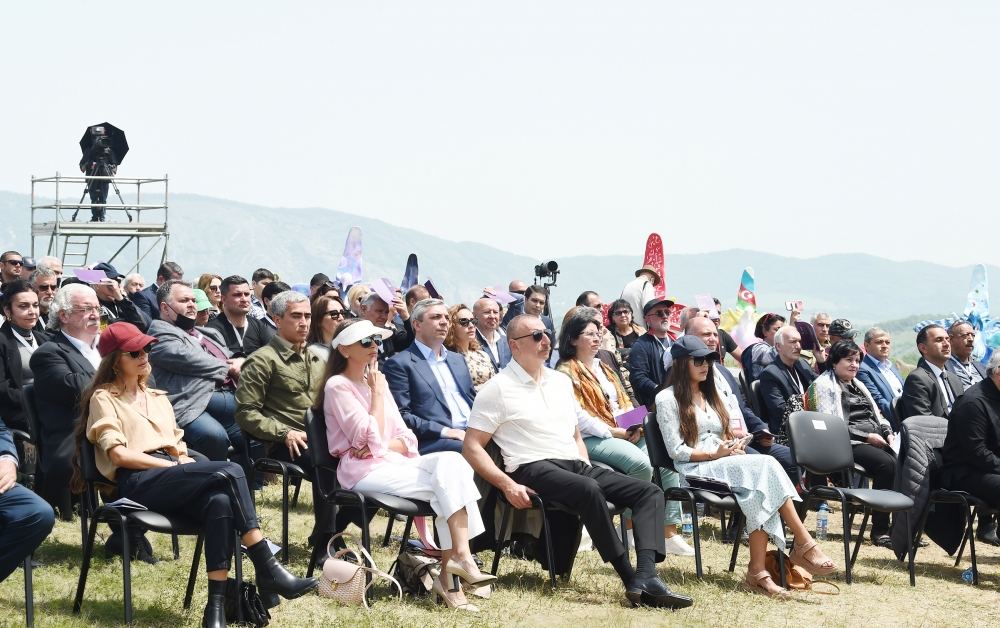Prezident İlham Əliyev və birinci xanım Mehriban Əliyeva Şuşada “Xarıbülbül” musiqi festivalının qala-konsertində iştirak ediblər (FOTO/VİDEO) (YENİLƏNİB)