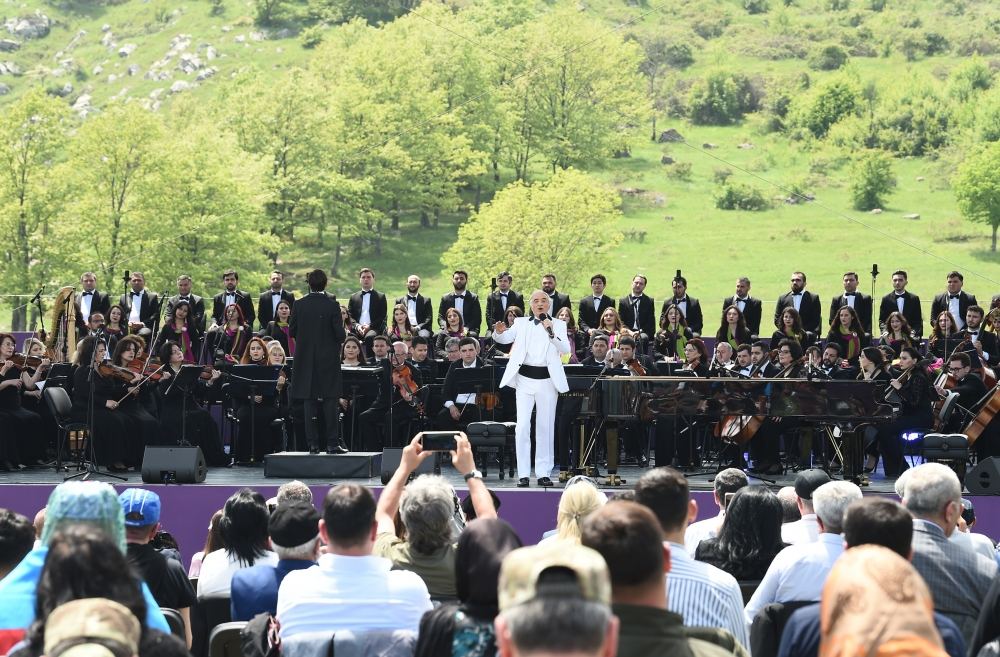 Prezident İlham Əliyev və birinci xanım Mehriban Əliyeva Şuşada “Xarıbülbül” musiqi festivalının qala-konsertində iştirak ediblər (FOTO/VİDEO) (YENİLƏNİB)