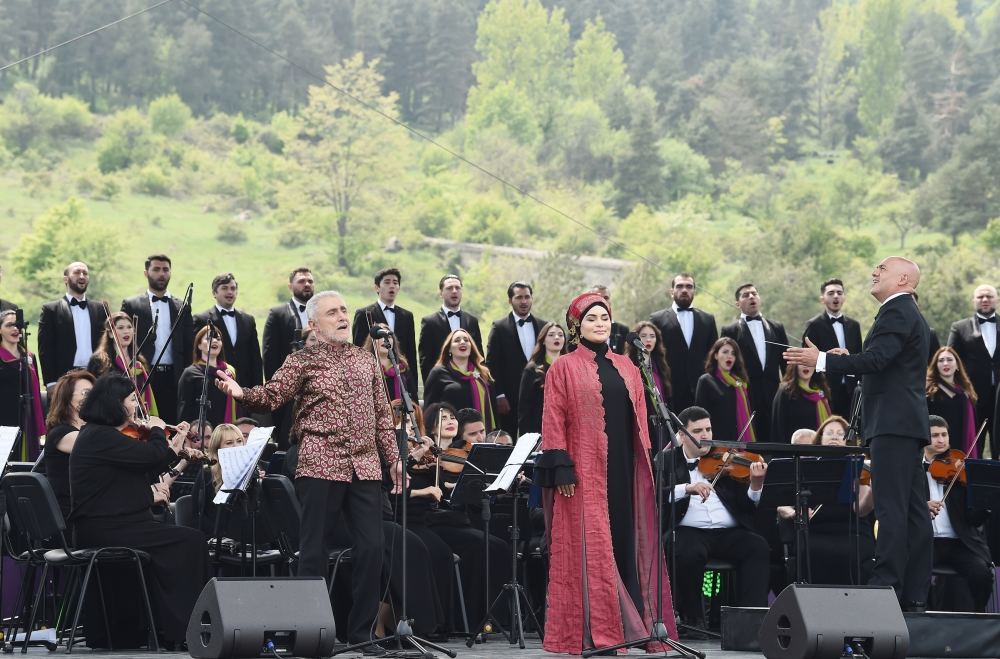 Prezident İlham Əliyev və birinci xanım Mehriban Əliyeva Şuşada “Xarıbülbül” musiqi festivalının qala-konsertində iştirak ediblər (FOTO/VİDEO) (YENİLƏNİB)