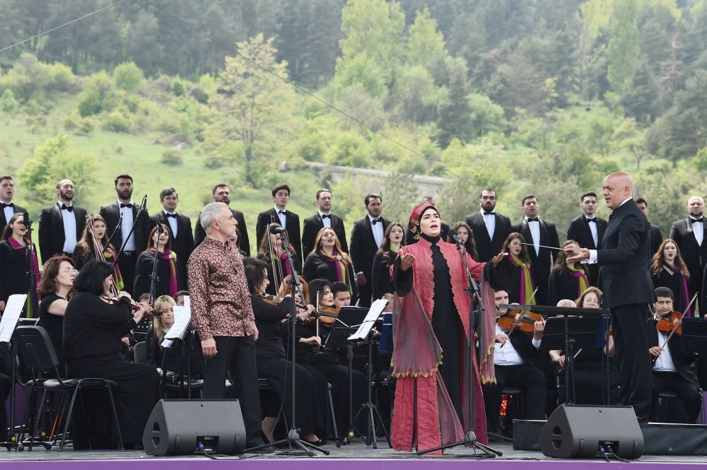 Prezident İlham Əliyev və birinci xanım Mehriban Əliyeva Şuşada “Xarıbülbül” musiqi festivalının qala-konsertində iştirak ediblər (FOTO/VİDEO) (YENİLƏNİB)