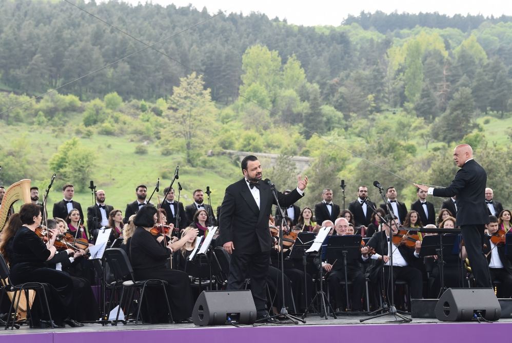 Prezident İlham Əliyev və birinci xanım Mehriban Əliyeva Şuşada “Xarıbülbül” musiqi festivalının qala-konsertində iştirak ediblər (FOTO/VİDEO) (YENİLƏNİB)