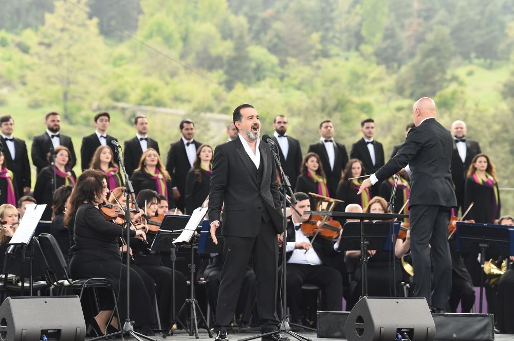 Prezident İlham Əliyev və birinci xanım Mehriban Əliyeva Şuşada “Xarıbülbül” musiqi festivalının qala-konsertində iştirak ediblər (FOTO/VİDEO) (YENİLƏNİB)