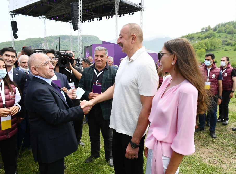 Prezident İlham Əliyev və birinci xanım Mehriban Əliyeva Şuşada “Xarıbülbül” musiqi festivalının qala-konsertində iştirak ediblər (FOTO/VİDEO) (YENİLƏNİB)