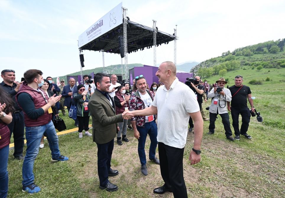 Prezident İlham Əliyev və birinci xanım Mehriban Əliyeva Şuşada “Xarıbülbül” musiqi festivalının qala-konsertində iştirak ediblər (FOTO/VİDEO) (YENİLƏNİB)