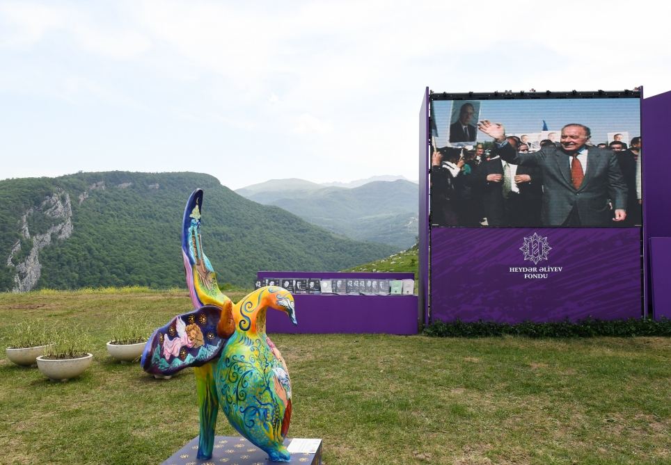 Prezident İlham Əliyev və birinci xanım Mehriban Əliyeva Şuşada “Xarıbülbül” musiqi festivalının qala-konsertində iştirak ediblər (FOTO/VİDEO) (YENİLƏNİB)