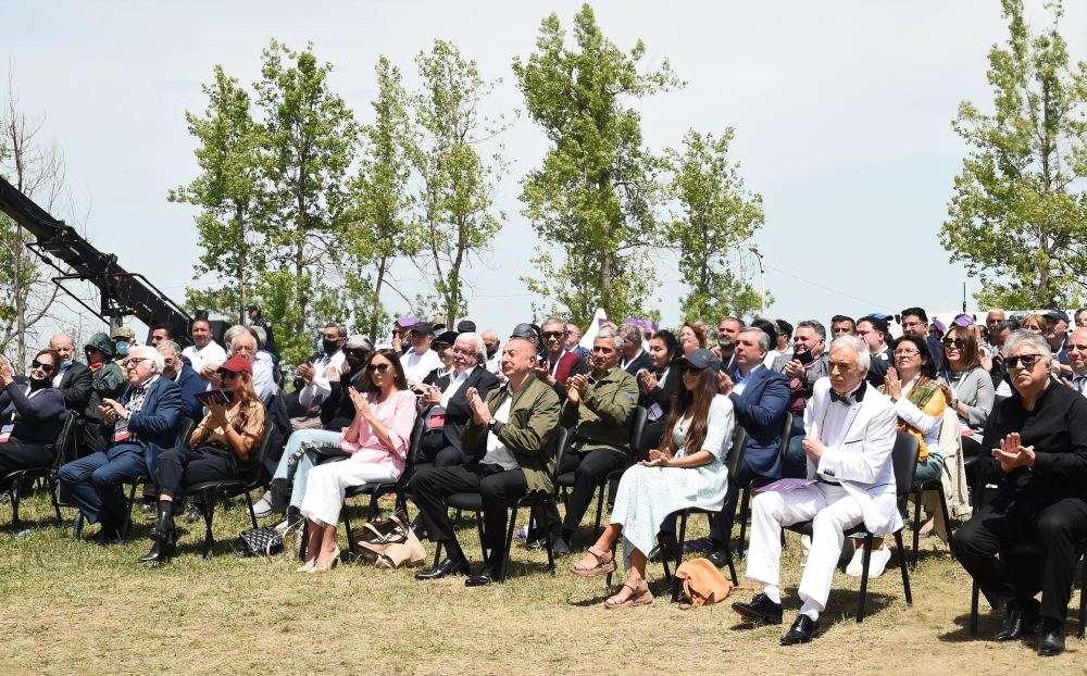 Prezident İlham Əliyev və birinci xanım Mehriban Əliyeva Şuşada “Xarıbülbül” musiqi festivalının qala-konsertində iştirak ediblər (FOTO/VİDEO) (YENİLƏNİB)