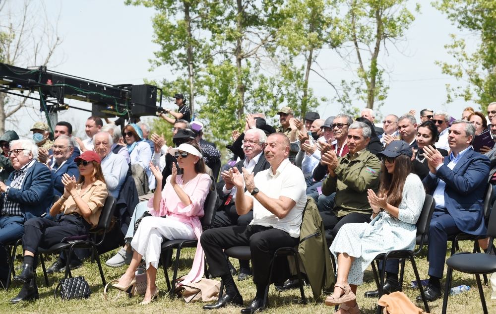 Prezident İlham Əliyev və birinci xanım Mehriban Əliyeva Şuşada “Xarıbülbül” musiqi festivalının qala-konsertində iştirak ediblər (FOTO/VİDEO) (YENİLƏNİB)
