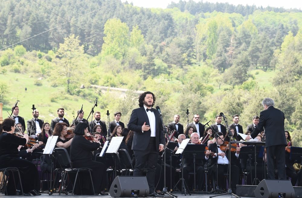 Prezident İlham Əliyev və birinci xanım Mehriban Əliyeva Şuşada “Xarıbülbül” musiqi festivalının qala-konsertində iştirak ediblər (FOTO/VİDEO) (YENİLƏNİB)
