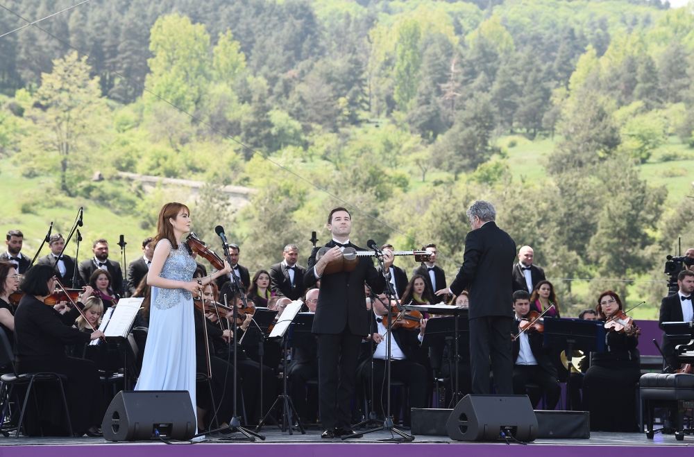 Prezident İlham Əliyev və birinci xanım Mehriban Əliyeva Şuşada “Xarıbülbül” musiqi festivalının qala-konsertində iştirak ediblər (FOTO/VİDEO) (YENİLƏNİB)