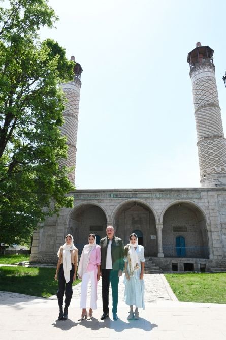 Prezident İlham Əliyev Şuşada Yuxarı Gövhərağa məscidində olub (YENİLƏNİB) (FOTO/VİDEO)