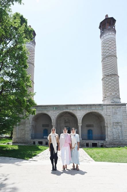Prezident İlham Əliyev Şuşada Yuxarı Gövhərağa məscidində olub (YENİLƏNİB) (FOTO/VİDEO)
