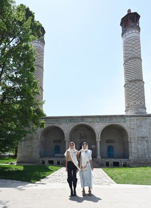Prezident İlham Əliyev Şuşada Yuxarı Gövhərağa məscidində olub (YENİLƏNİB) (FOTO/VİDEO)