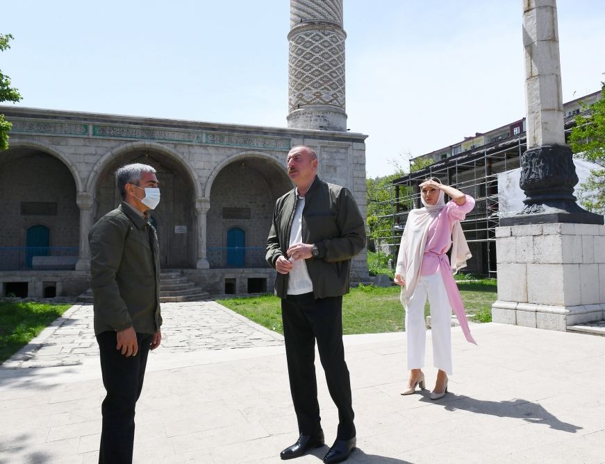 Prezident İlham Əliyev Şuşada Yuxarı Gövhərağa məscidində olub (YENİLƏNİB) (FOTO/VİDEO)