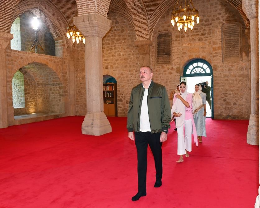 Prezident İlham Əliyev Şuşada Yuxarı Gövhərağa məscidində olub (YENİLƏNİB) (FOTO/VİDEO)