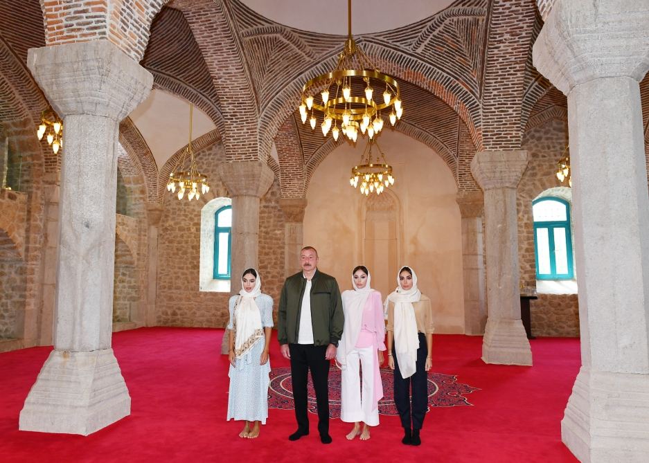 Prezident İlham Əliyev Şuşada Yuxarı Gövhərağa məscidində olub (YENİLƏNİB) (FOTO/VİDEO)