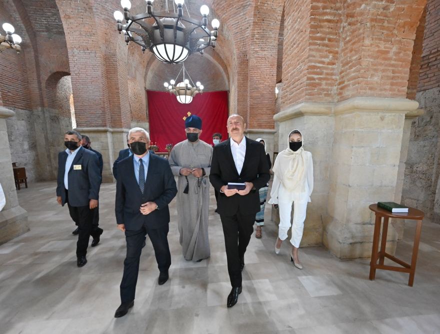 Prezident İlham Əliyev və birinci xanım Mehriban Əliyeva Qəbələnin Nic qəsəbəsindəki Müqəddəs Məryəm Ana Alban kilsəsində olublar (FOTO/VİDEO) (YENİLƏNİB)