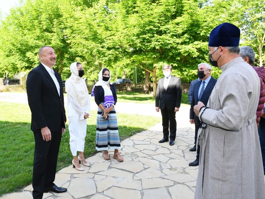 Prezident İlham Əliyev və birinci xanım Mehriban Əliyeva Qəbələnin Nic qəsəbəsindəki Müqəddəs Məryəm Ana Alban kilsəsində olublar (FOTO/VİDEO) (YENİLƏNİB)