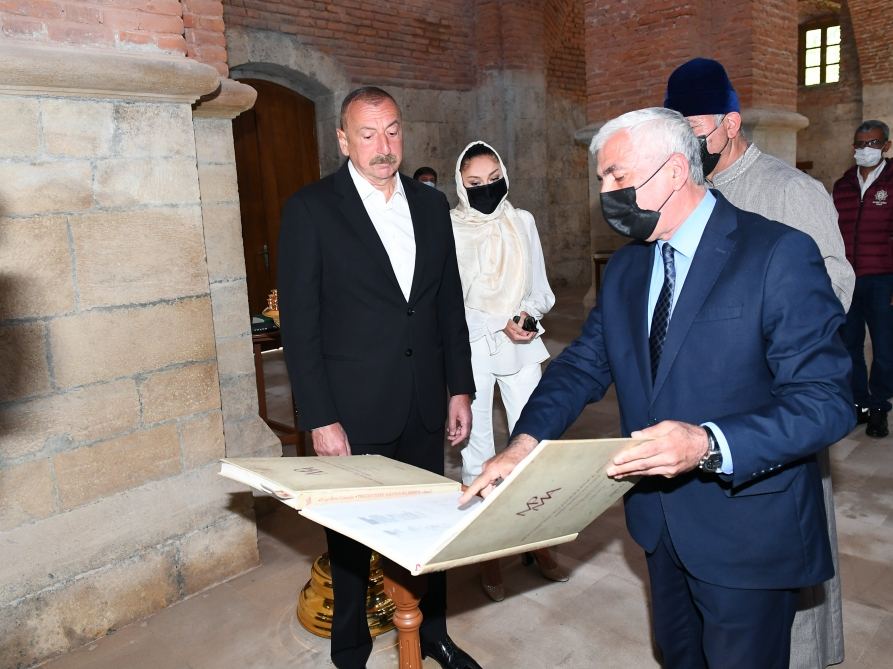 Prezident İlham Əliyev və birinci xanım Mehriban Əliyeva Qəbələnin Nic qəsəbəsindəki Müqəddəs Məryəm Ana Alban kilsəsində olublar (FOTO/VİDEO) (YENİLƏNİB)