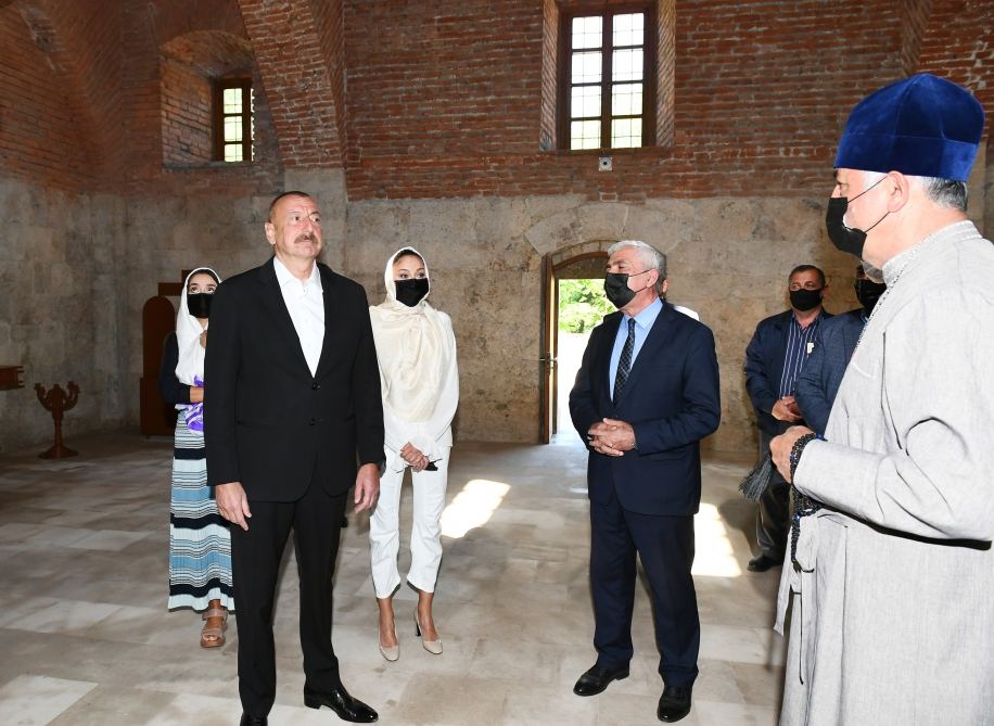 Prezident İlham Əliyev və birinci xanım Mehriban Əliyeva Qəbələnin Nic qəsəbəsindəki Müqəddəs Məryəm Ana Alban kilsəsində olublar (FOTO/VİDEO) (YENİLƏNİB)