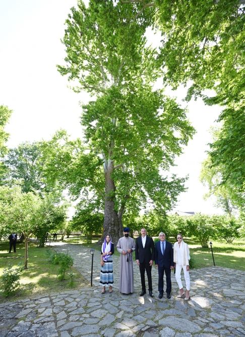 Prezident İlham Əliyev və birinci xanım Mehriban Əliyeva Nic qəsəbəsində 1 saylı orta məktəbdə və Müqəddəs Yelisey adına Cotari kilsəsində olublar (FOTO/VİDEO) (YENİLƏNİB)