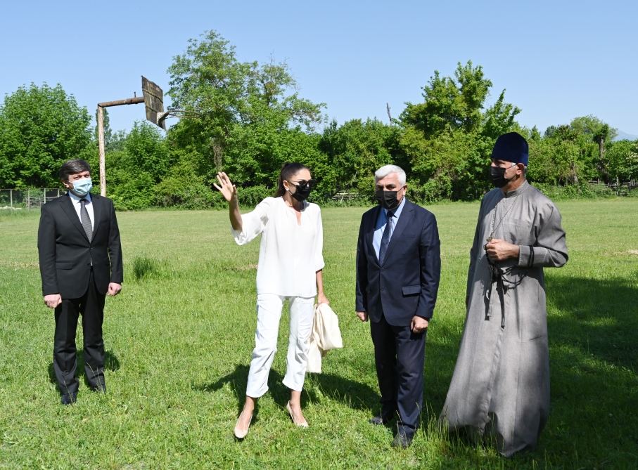 Prezident İlham Əliyev və birinci xanım Mehriban Əliyeva Nic qəsəbəsində 1 saylı orta məktəbdə və Müqəddəs Yelisey adına Cotari kilsəsində olublar (FOTO/VİDEO) (YENİLƏNİB)