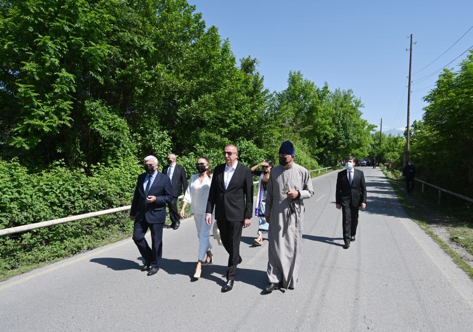 Prezident İlham Əliyev və birinci xanım Mehriban Əliyeva Nic qəsəbəsində 1 saylı orta məktəbdə və Müqəddəs Yelisey adına Cotari kilsəsində olublar (FOTO/VİDEO) (YENİLƏNİB)